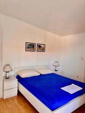 Apartments by the sea Tisno, Murter - 14346