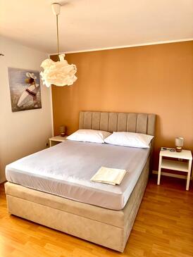 Apartments by the sea Tisno, Murter - 14346