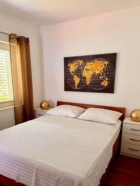 Apartments by the sea Tisno, Murter - 14346