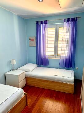 Apartments by the sea Tisno, Murter - 14346