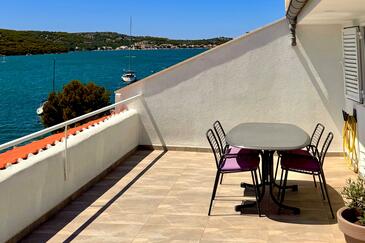 Apartments by the sea Tisno, Murter - 14346