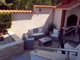 Sveti Filip i Jakov, Biograd, Dvorišče 14353 - Apartmaji s prodnato plažo.
