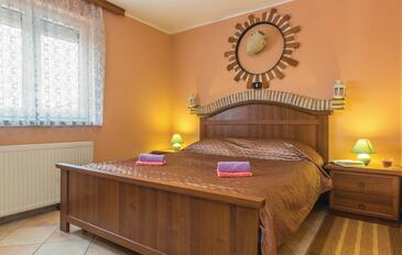 Family-friendly apartments with swimming pool Fratrici, Umag - 14384