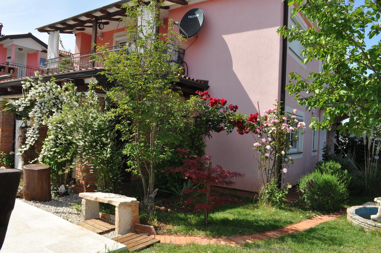 Giardino - Appartamenti con piscina per famiglie Fratrici, Umago - Umag