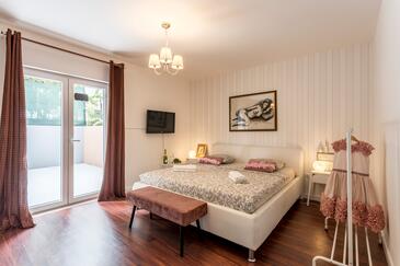 Апартаменты для семьи с бассейном Сплит - Split - 14401