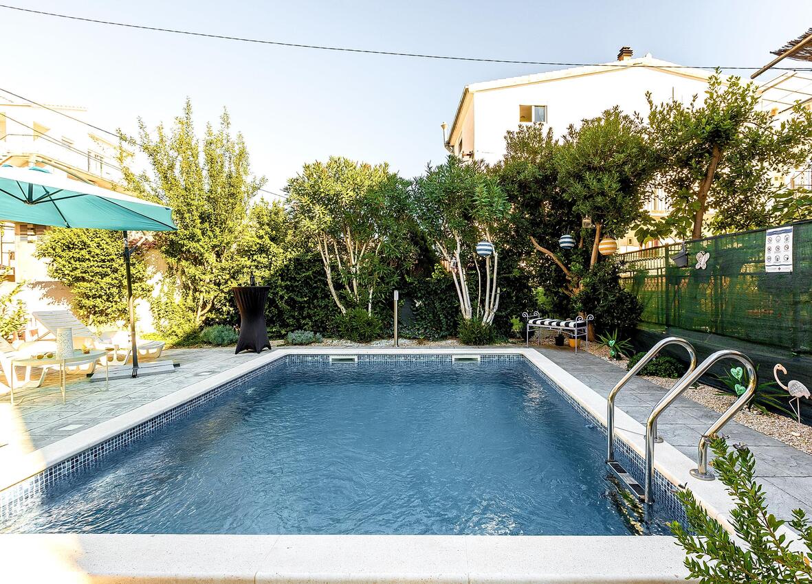 Family friendly apartments with a swimming pool Split - 14401