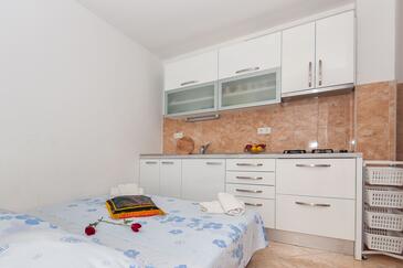 Apartments with parking space Omiš - 14422