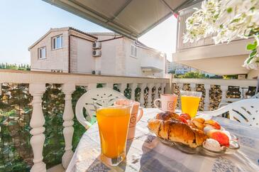 Apartments with parking space Omiš - 14422