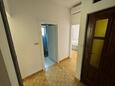 Sabunike, Hallway in the apartment, air condition available, (pet friendly) and WiFi.