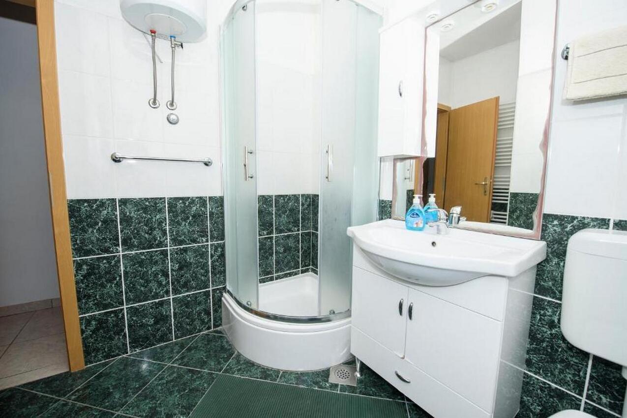A-14555-a - Alloggi privati - Appartamenti accanto al mare Suhi Potok, Almissa - Omiš