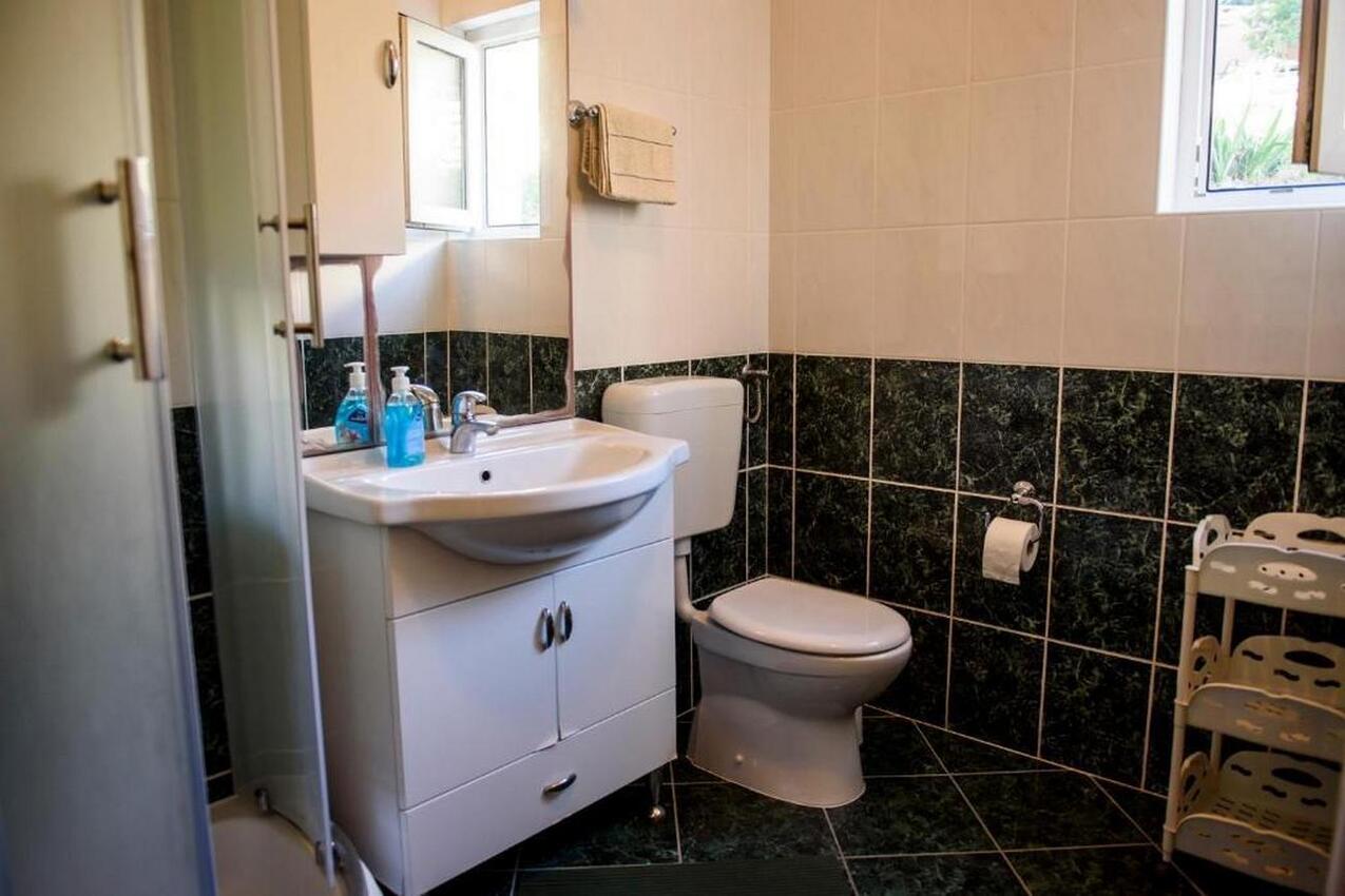 A-14555-a - Alloggi privati - Appartamenti accanto al mare Suhi Potok, Almissa - Omiš