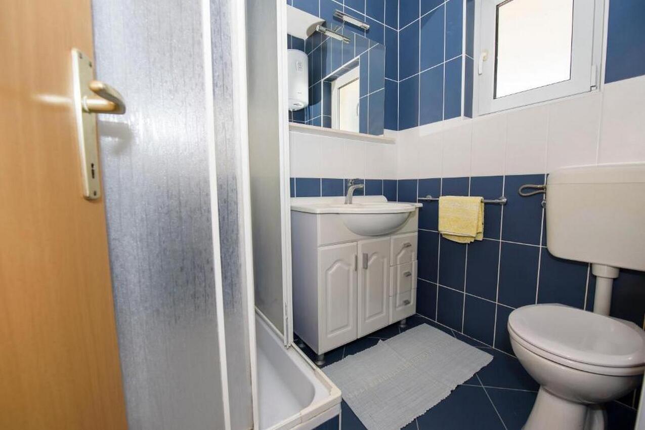 A-14555-a - Alloggi privati - Appartamenti accanto al mare Suhi Potok, Almissa - Omiš