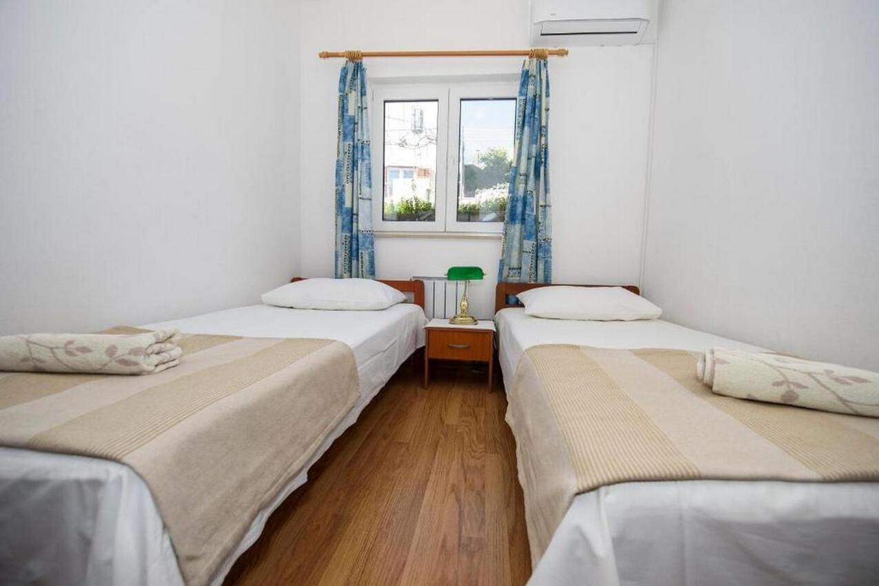 A-14555-a - Alloggi privati - Appartamenti accanto al mare Suhi Potok, Almissa - Omiš