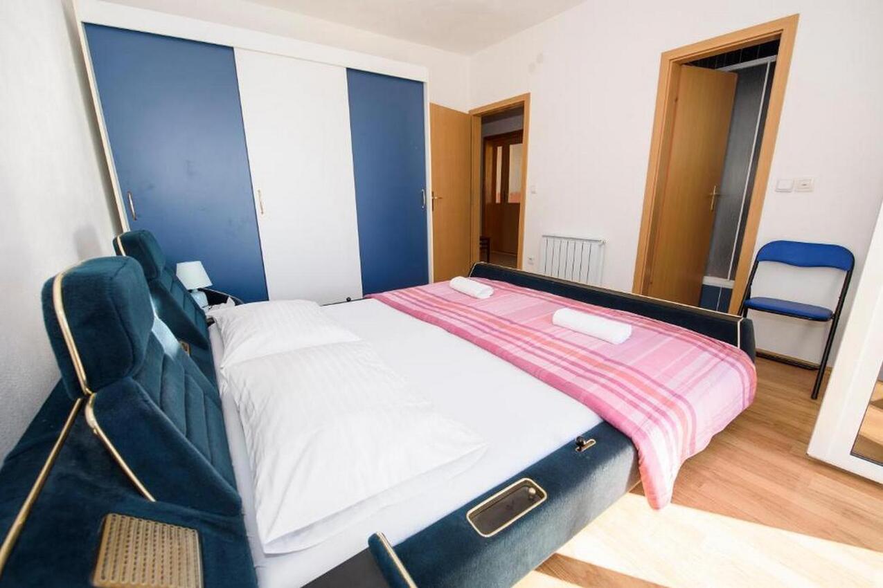 A-14555-a - Alloggi privati - Appartamenti accanto al mare Suhi Potok, Almissa - Omiš