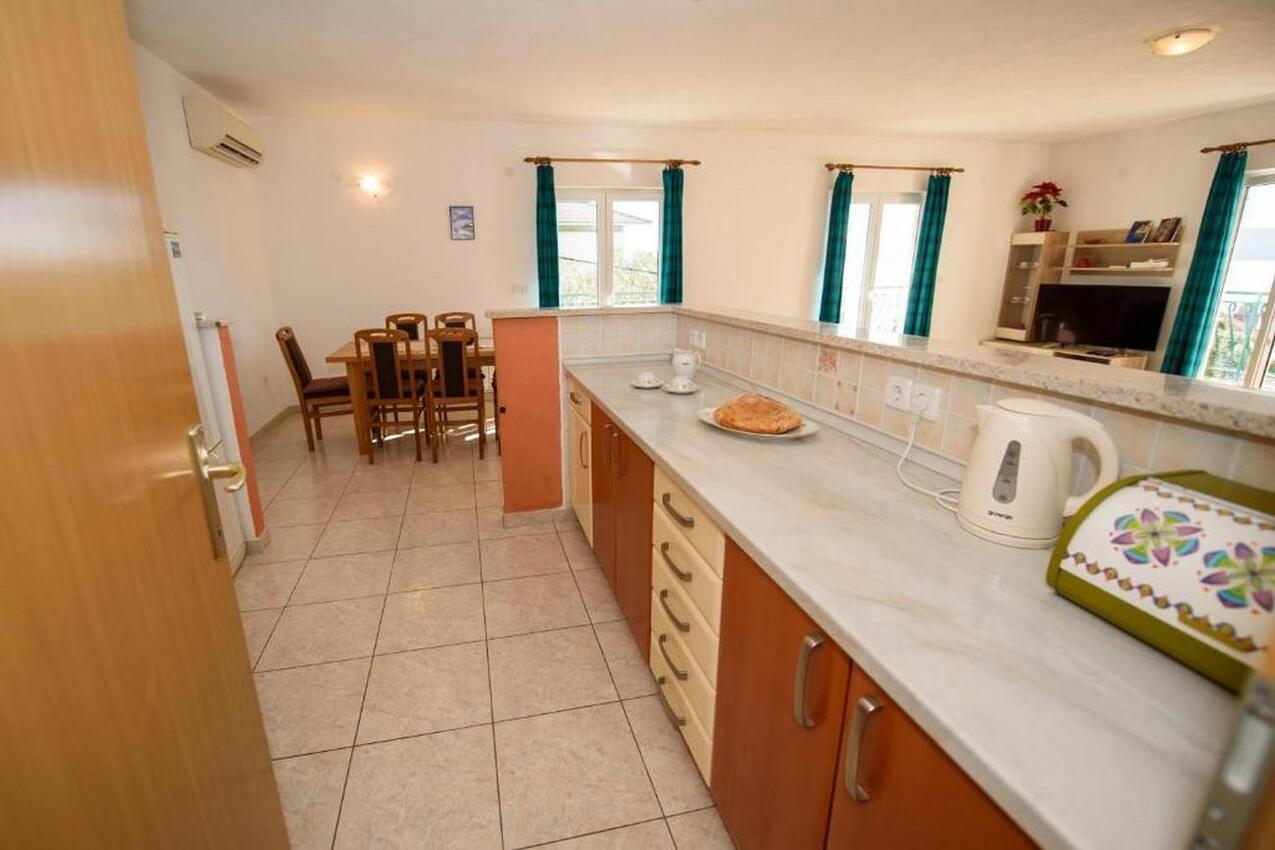 A-14555-a - Alloggi privati - Appartamenti accanto al mare Suhi Potok, Almissa - Omiš