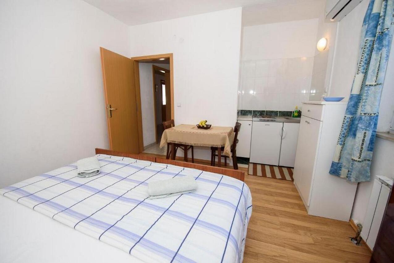 A-14555-a - Alloggi privati - Appartamenti accanto al mare Suhi Potok, Almissa - Omiš