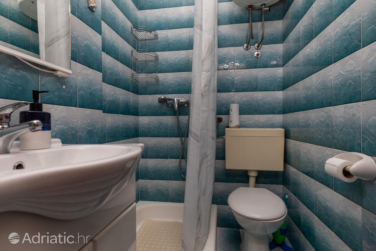 A-14587-a - Alloggi privati - Appartamenti accanto al mare Duccie - Duće, Almissa - Omiš