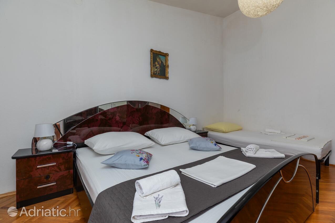 A-14587-a - Alloggi privati - Appartamenti accanto al mare Duccie - Duće, Almissa - Omiš