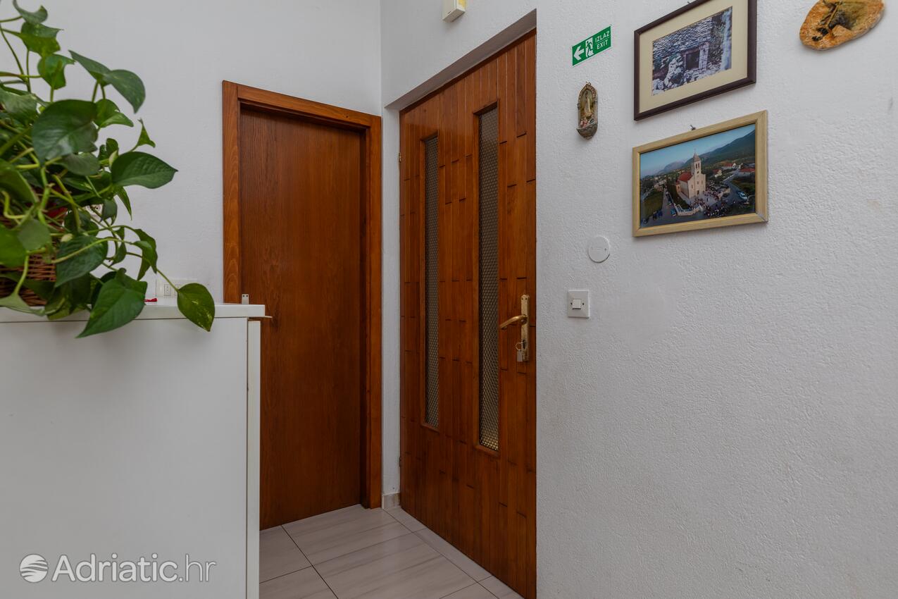 A-14587-a - Alloggi privati - Appartamenti accanto al mare Duccie - Duće, Almissa - Omiš