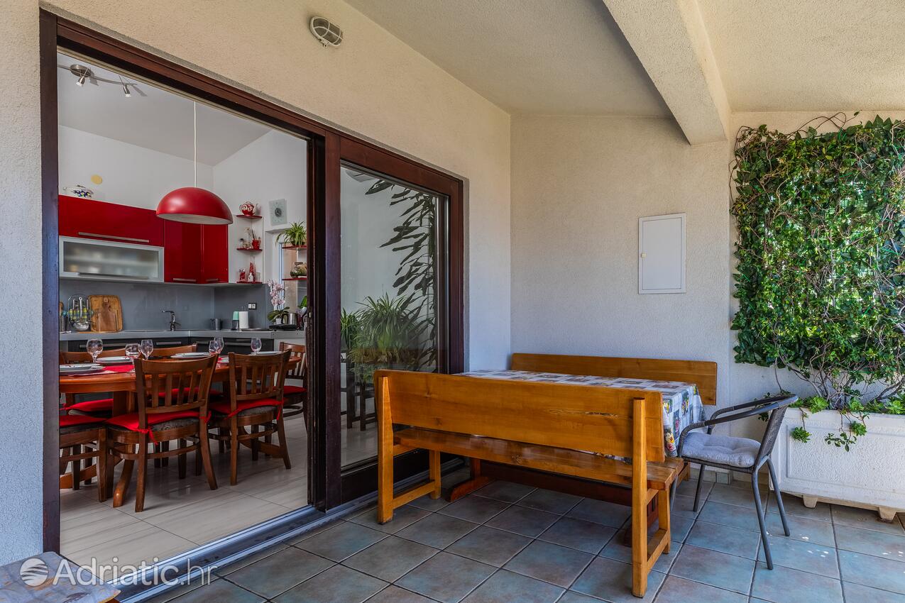 A-14587-a - Alloggi privati - Appartamenti accanto al mare Duccie - Duće, Almissa - Omiš