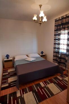 Apartments with parking space Pirovac, Šibenik - 14637