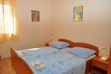 Apartments with parking space Makarska - 14667