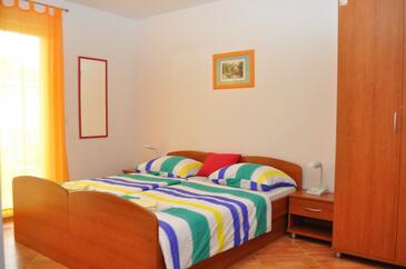Apartments with parking space Makarska - 14667