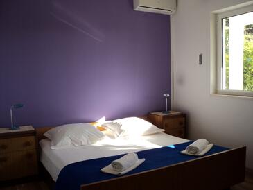 Apartments by the sea Jelsa, Hvar - 14754