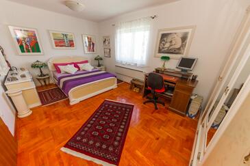 Apartments by the sea Arbanija, Čiovo - 14825