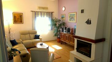 Ferienwohnungen mit Pool für Familien Gornje selo, Solta - 14862