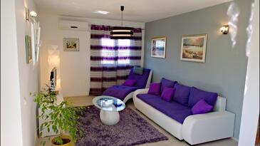 Ferienwohnungen mit Pool für Familien Gornje selo, Solta - 14862