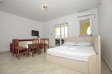 Stara Novalja, Sala de estar in the apartment, air condition available y WiFi.