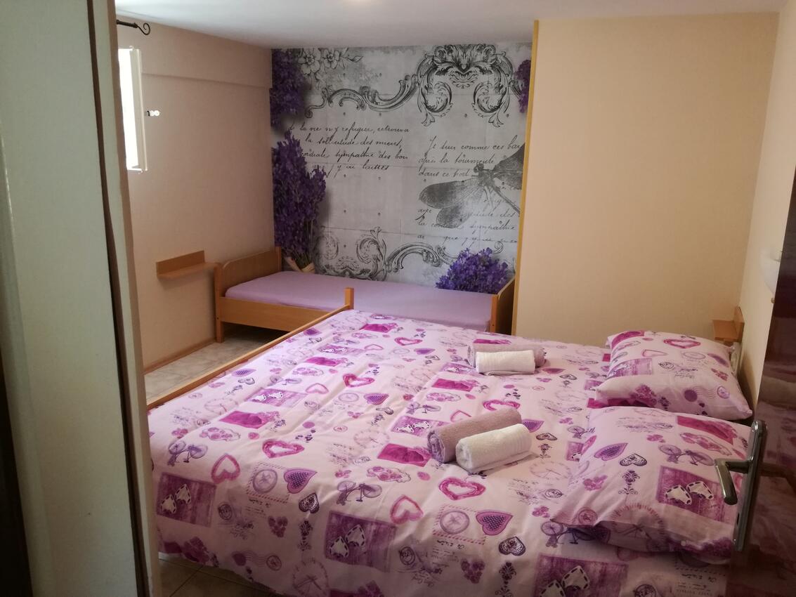 Apartmanok családok részére medencével Kampor, Rab - 14897