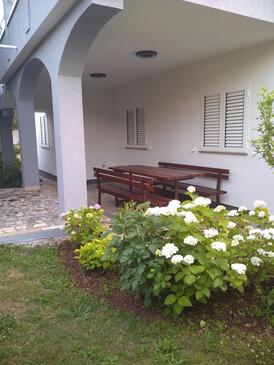 Apartments with terrace Njivice, Kvarner