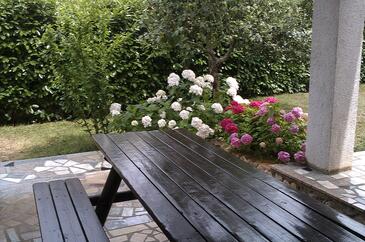 Apartments with terrace Njivice, Kvarner