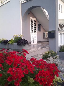 Apartments with terrace Njivice, Kvarner