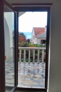 Apartments with terrace Njivice, Kvarner