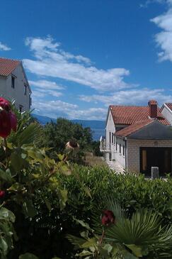 Apartments with terrace Njivice, Kvarner