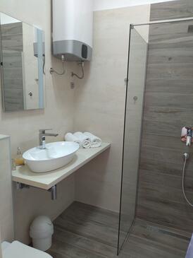 Apartments with terrace Njivice, Kvarner