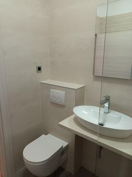 Apartments with terrace Njivice, Kvarner