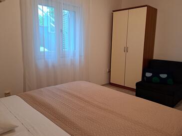 Apartments with terrace Njivice, Kvarner