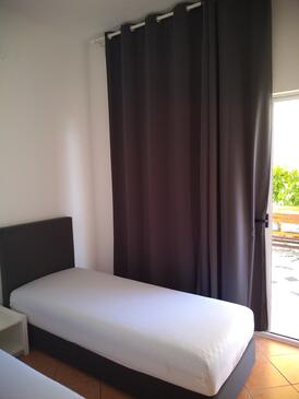 Apartments with terrace Njivice, Kvarner