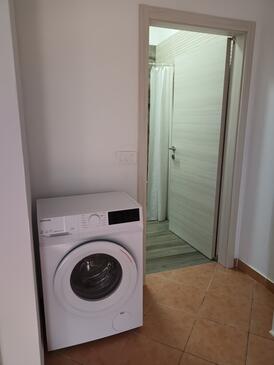 Apartments with terrace Njivice, Kvarner