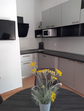 Apartments with terrace Njivice, Kvarner