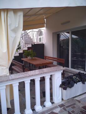 Apartments with terrace Njivice, Kvarner