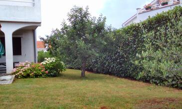 Apartments with terrace Njivice, Kvarner