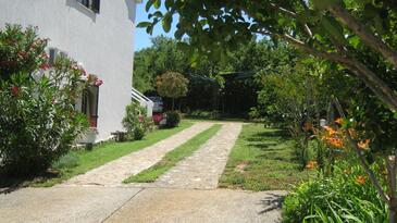 Apartments with terrace Njivice, Kvarner
