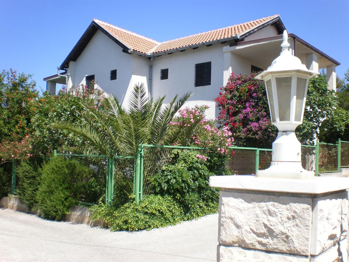 Apartments with a parking space Milna, Brač - 14961