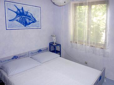 Apartment with terrace Njivice, Kvarner