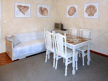 Apartment with terrace Njivice, Kvarner